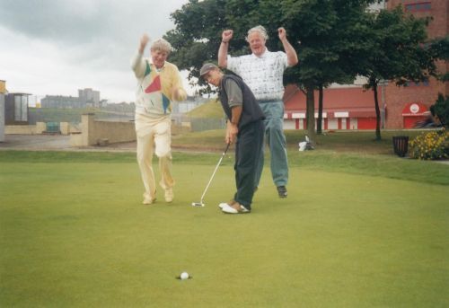 mladý Lukáš Tintěra hraje golf