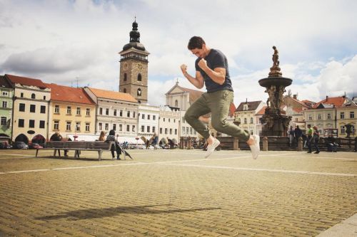 Lukáš Sedlák skáče na náměstí a kouká na svůj stín