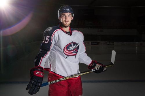 Lukáš Sedlák na ledě v dresu Columbus Blue Jackets s hokejkou