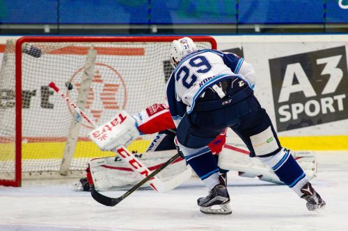 Jakub Koreis před brankou během zápasu v dresu číslo 29