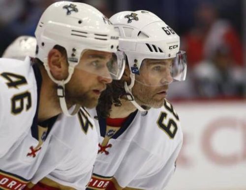 Jakub Kindl při zápase s Jaromírem Jágrem v dresech Florida Panthers