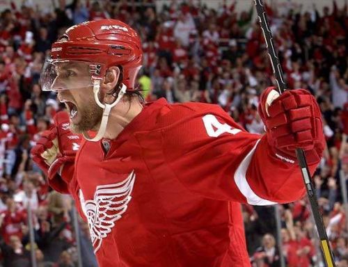 Jakub Kindl slaví při zápase v dresu Detroit Red Wings