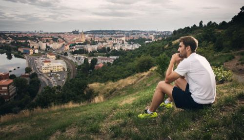 David Svoboda se dívá na výhled Prahy