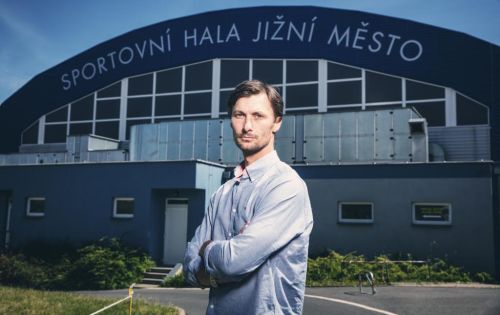 Radim Cepek stojí před sportovní halou