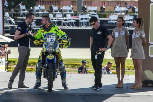 Lukáš Kvapil na své motorce na pódiu