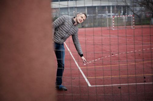 Jan Filip ukazuje na lajnu na hřišti