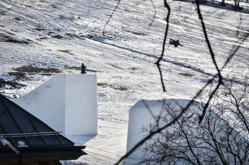 Marek Skála při skoku na lyžích ze skokánku na sněhu