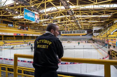 Jakub Petružálek se dívá na ledovou plochu