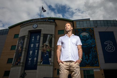 Petr Čech stojí před stadionem Chelsea