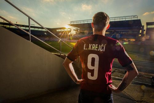 Ladislav Krejčí před vstupem na fotbalový stadión