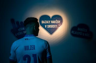 Daniel Holzer před zdí se vzkazy fanoušků Baníku