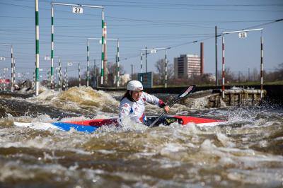 Kateřina Minařík Kudějová při slalomu na kajaku ve vodním příkopu mezi překážkami