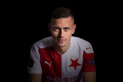 Tomáš Holeš ve fotbalovém dresu Slavie s černým pozadím