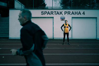 Jiří Pavel Češka stojí na atletickém oválu Spartak Praha 4