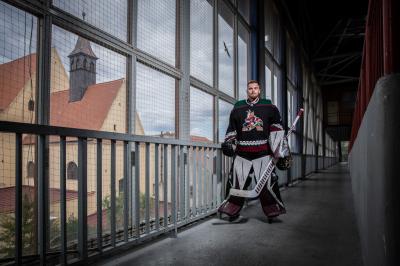 Karel Vejmelka v brankářské výstroji v dresu Arizona Coyotes