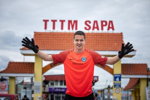 Filip Nguyen v brankářském oblečení před vchodem do TTM SAPA