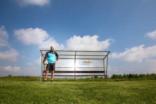 Jan Koller před lavičkou pro trenéry