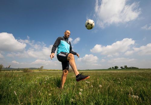 Jan Koller nožičkuje s fotbalovým míčem