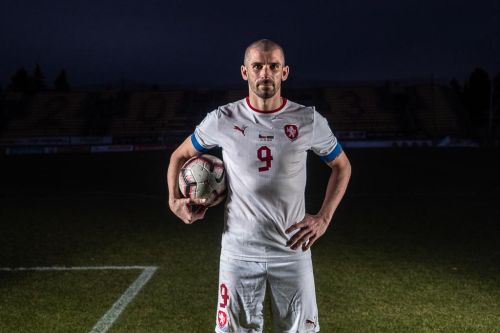 Jan Rezek drží v rukou míč na fotbalovém stadionu