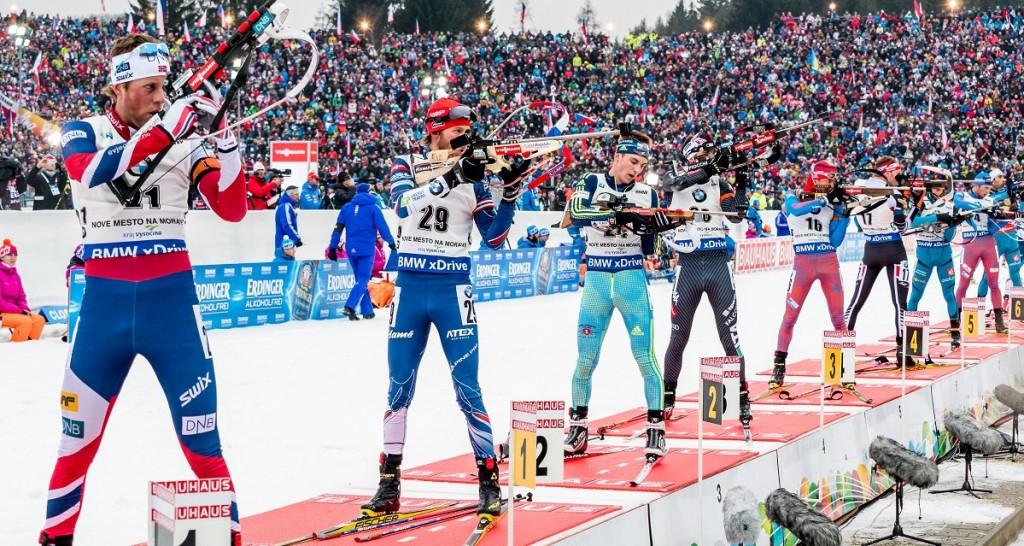 Jaroslav Soukup se připravuje ke střelbě během závodu