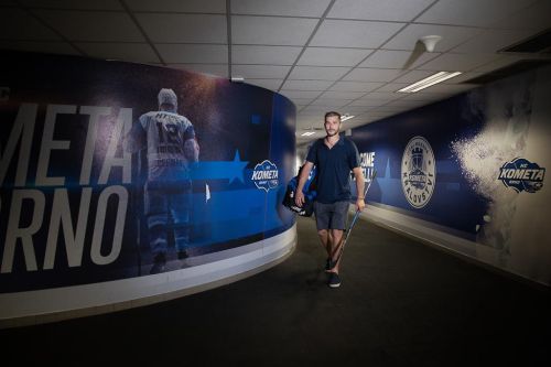 Leoš Čermák jde chodbou stadionu "HC Kometa Brno"