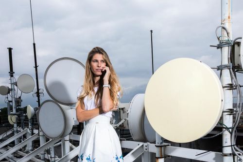 Michaela Kloudová stojí na střeše bodovy mezi satelity a telefonuje