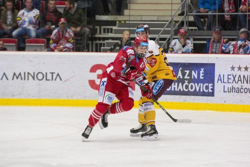 Michal Kvasnica při hokejovém zápase za HC Oceláři Třinec proti HC Dukla Jihlava