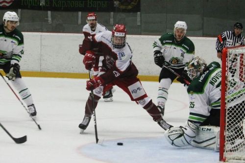 Michal Kvasnica při hokejovém zápase za HC Oceláři Třinec proti HC Energie Karlovy Vary