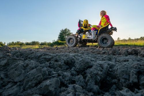 Ollie Roučková sedí na čtyřkolce na rozježděné trati