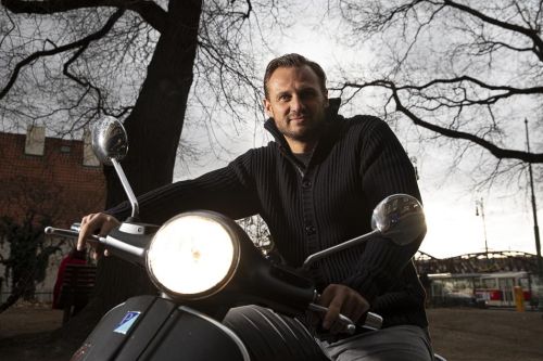 Pavel Brendl sedí na své motorce.