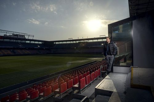 Tomáš Jun kráčí po ochozu fotbalového stadionu.