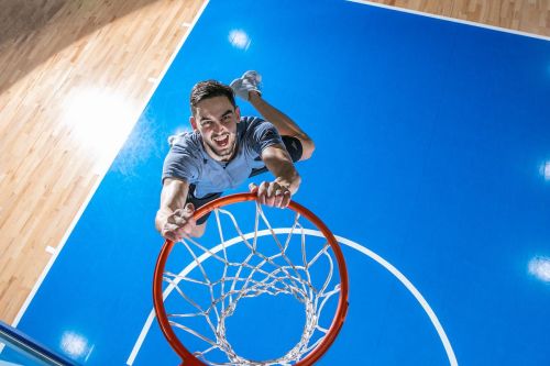 Tomáš Satoranský se  zavěšuje na basketbalový koš.