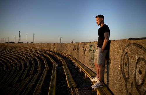 Tomáš Vaclík stojí na tribuně fotbalového stadionu