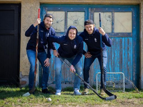 Tomáš Zohorna se svými bratry Hynkem a Radimem před vraty s hokejkami u brány